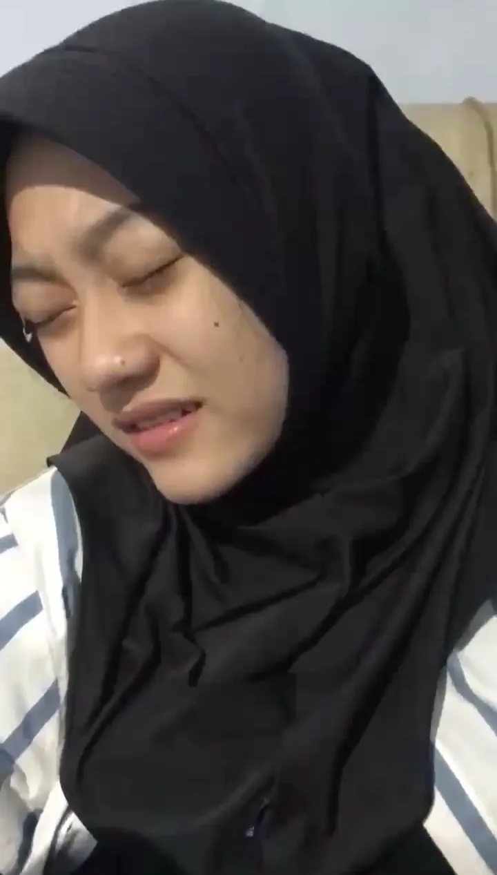 Hijab hitam pasrah